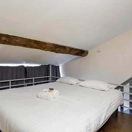 Valmy Mezzanine Apartment *